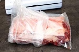 Læg kødet på langs i posen - også selv om det passer på tværs