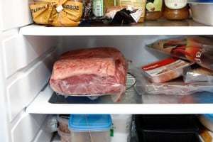 Kødet placeres i køleskabet så der kan komme luft rundt om det på alle sider