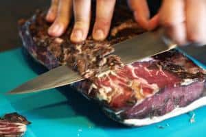 Der skal en god skarp kniv til at trimme kødet med
